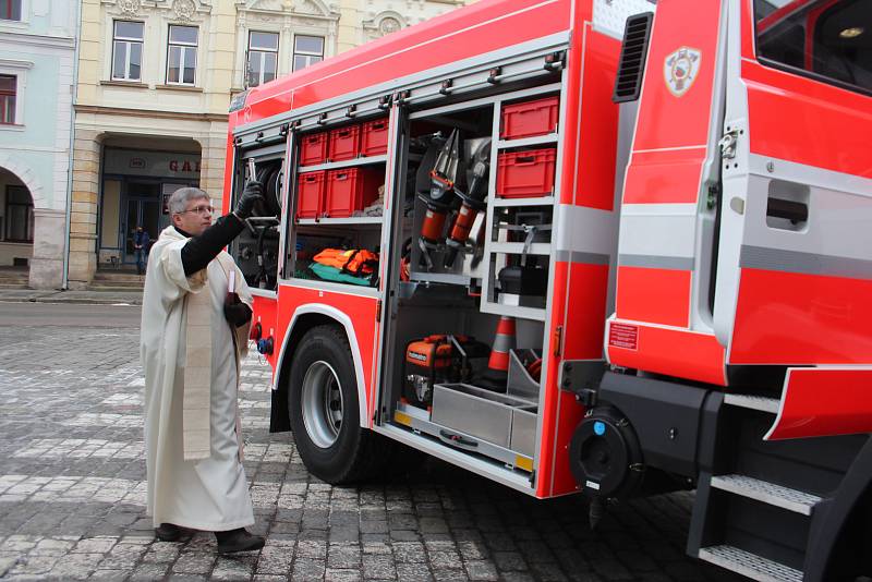 Novopačtí dobrovolní hasiči převzali nový vůz za více než šest milionů korun.