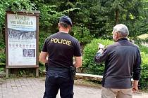 Nejcennější místa Prachovských skal střeží před neukázněnými turisty ochránci přírody společně s policisty.