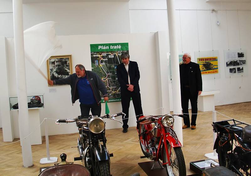 Z vernisáže výstavy o motocyklových závodech v hořickém muzeu.