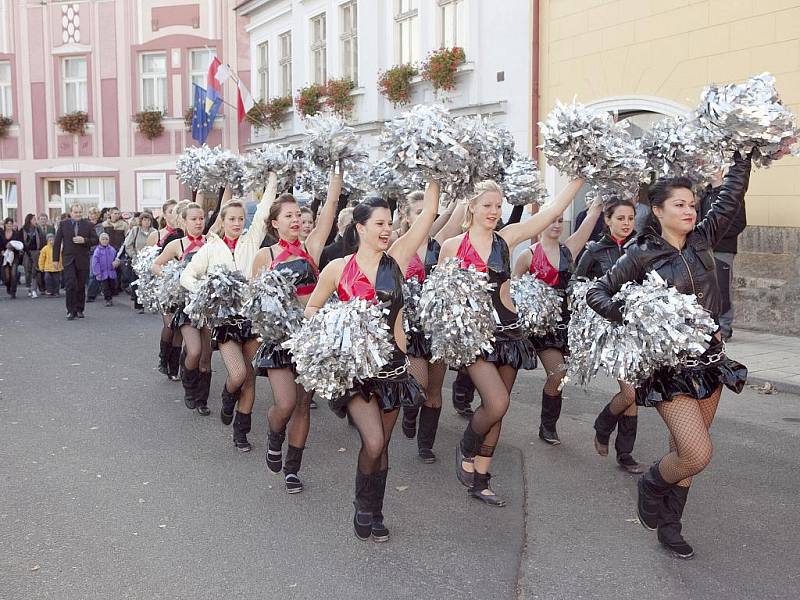 Z centra Miletína, oslavy k otevření víčeúčelového domu.