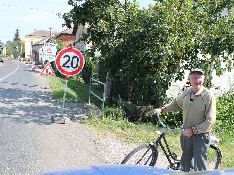 Ve Veliši se těší na nový chodník.