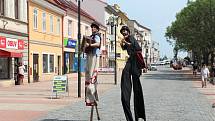 Multižánrový festival v ulicích města zahájil netradiční pochod dua Notochod od Masarykova divadla.