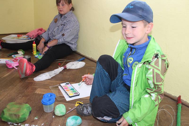 Letní dílny pro děti a mládež v Roškopově na Novopacku.