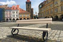 Nové lavičky na Valdštejnově náměstí v Jičíně.