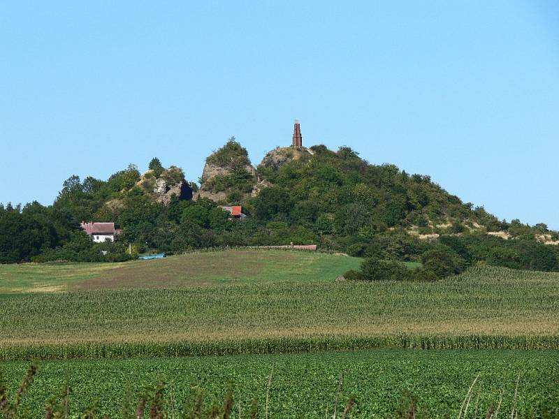 Vrch Veliš u Jičína - archivní snímek ještě s konstrukcí lešení na vrcholu, které již bylo odstraněno.