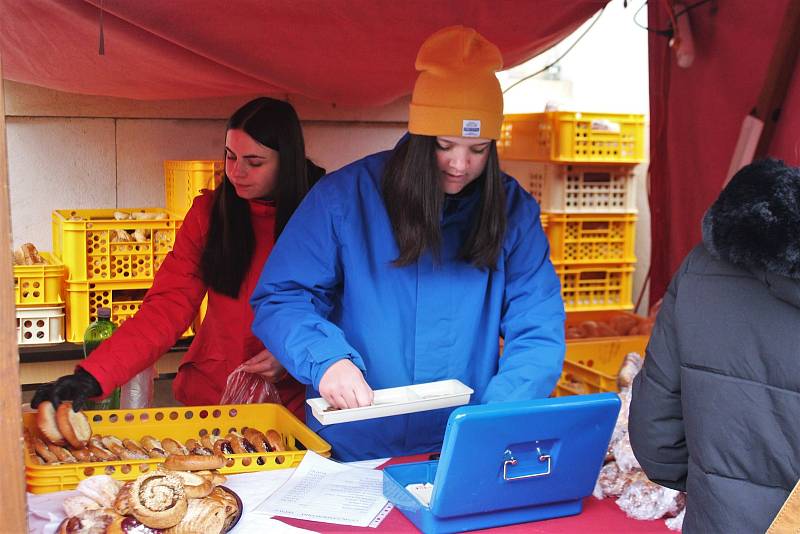 Vánoční trhy, na kterých studenti oborů gastronomie, služeb a řemesel prezentují svou práci, se konají na novopackém náměstí 7.-8. prosince.