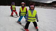 Děti z jičínské MŠ Máj na lyžařském výcviku.
