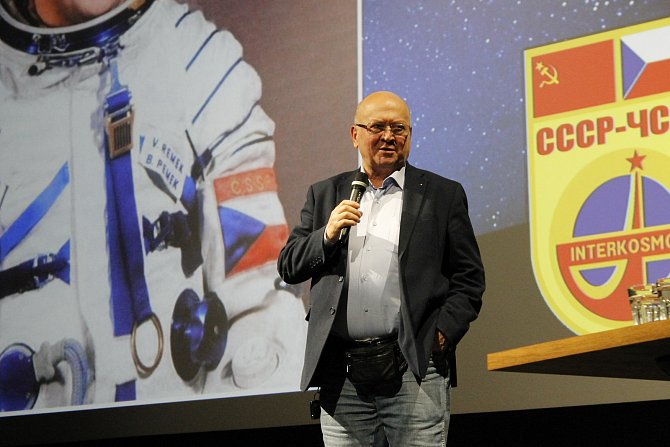 Vyprávění jediného československého kosmonauta poslouchalo zaplněné jičínské kino.