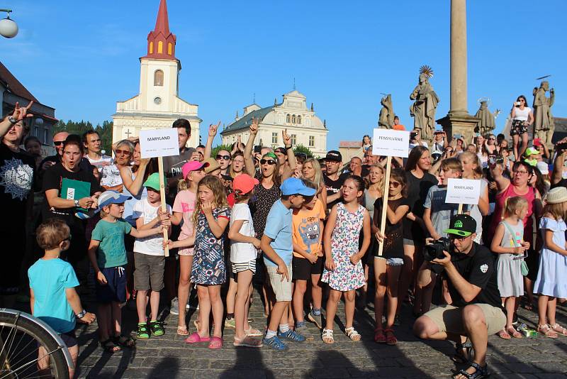 Daniela Polmana, který dokončil extrémní cyklistický závod napříč Amerikou, vítala Nová Paka. Amatérský cyklista se davu poklonil a poděkoval za přízeň fanoušků, která ho hnala do cíle nejtěžšího a nejdelšího závodu světa.