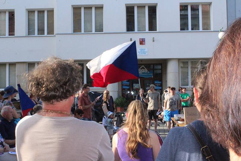 Více než stovka lidí přišla protestovat na Masarykovo náměstí v Nové Pace proti premiérovi Andreji Babišovi.