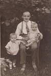 Richard Husch v dětství, s otcem, s otcem a  sestrou Ilonou a v době vojenské služby.