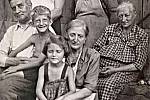 Prázdniny v Mlýnci roku 1955. Vzadu moje maminka Evička se svým otcem Josefem Čížkem, vpředu sedím na klíně hradeckého dědy Emila, sestra Evička u hradecké babičky Anežky, babička Marie z Mlýnce.
