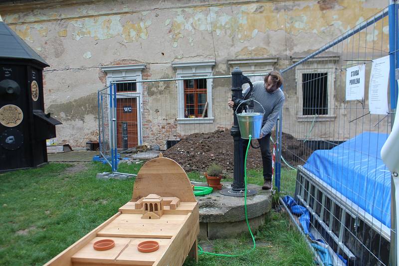 Valdštejnův vodní herní prvek, který zamýšlel vytvořit ve Valdštejnské lodžii, získal reálnou podobu. Dubový vodotrysk i s kopcem Zebín vytvořili manželé Lhotákovi s Robertem Smolíkem. Zdobí Valdštejnskou lodžii u Jičína.