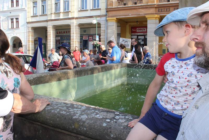 Více než stovka lidí přišla protestovat na Masarykovo náměstí v Nové Pace proti premiérovi Andreji Babišovi.