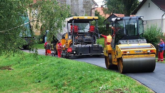 Nový asfaltový povrch vede prakticky celým horním koncem obce (na snímku) – od křižovatky u obecního úřadu až k parkovišti „u křížku“ v části obce Studená Voda, kde je nové parkoviště. Odtud vede silnice ke státní hranici a navazuje na polskou komunikaci.