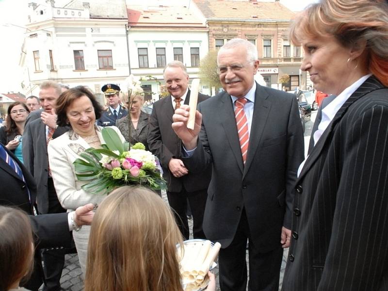 Manželé Klausovi na návštěvě Hořic roku 2007.