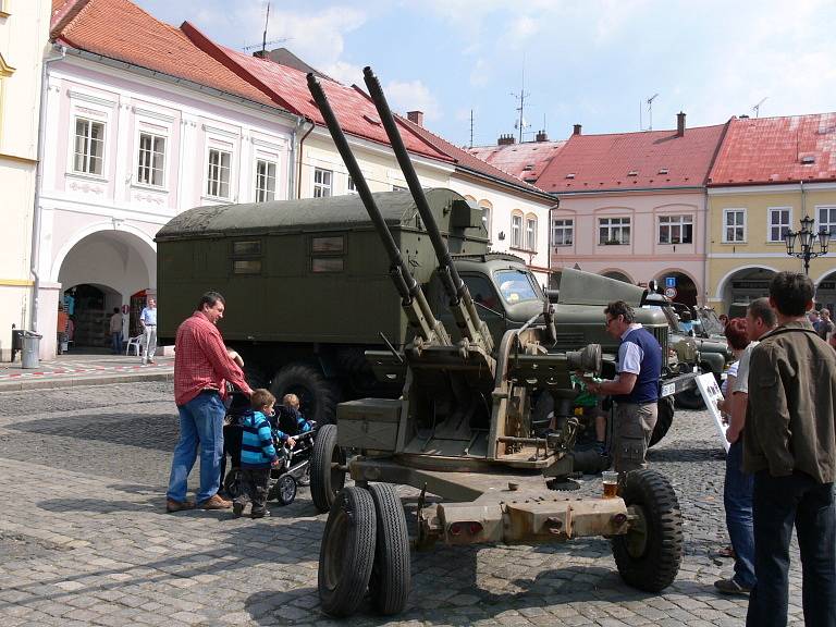 Ukázky vojenské techniky.