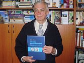 Vladimír Klaban s odbornou publikací o mikroorganismech.