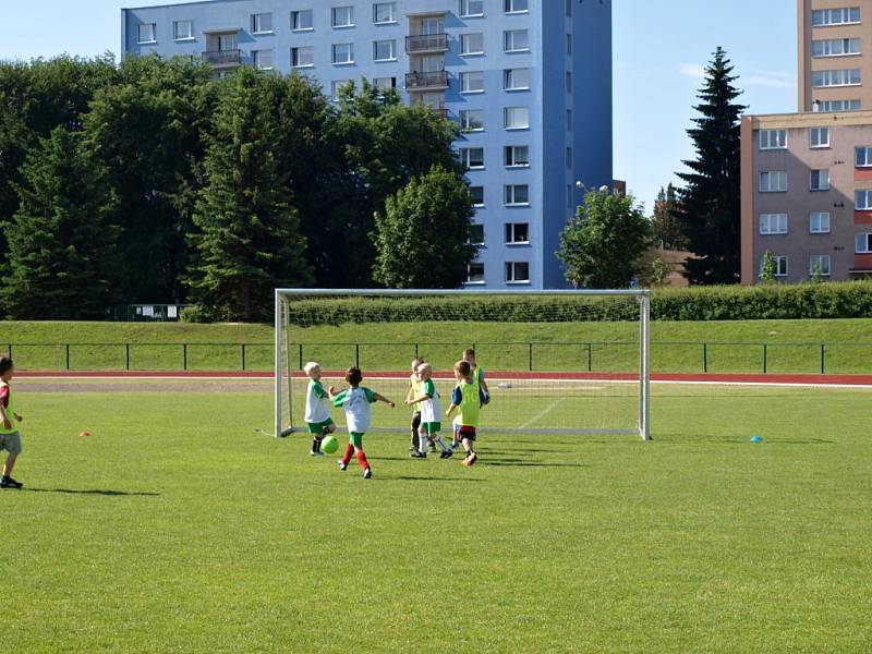 Fotbalový turnaj mateřských škol na jičínském stadionu.