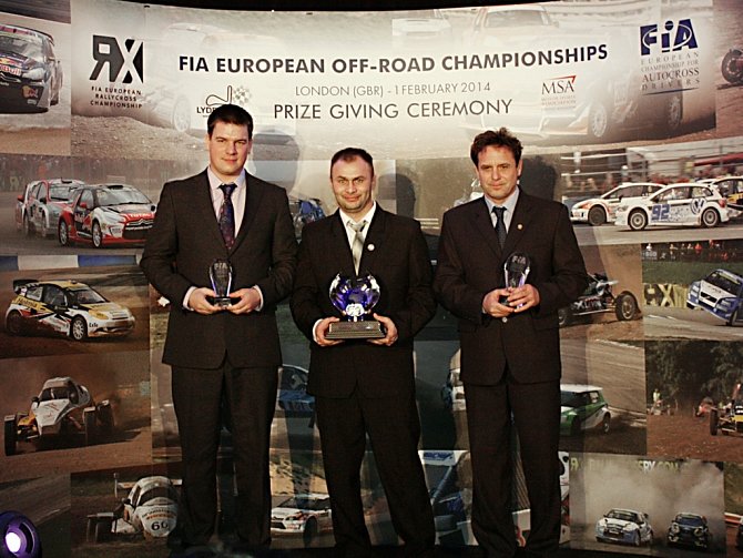 Vyhlášení nejlepších autokrosařů a rallykrosařů proběhlo v Hotelu Hilton v Londýně, vpravo Václav Fejfar.   