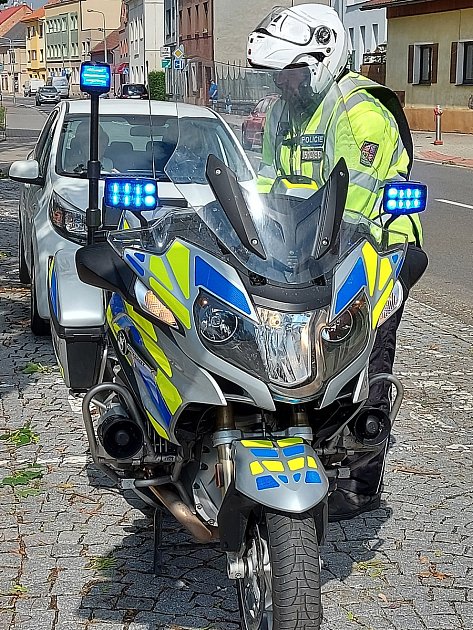 V letních měsících brázdí policisté silnice na motorkách.