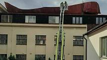 V Náchodě museli hasiči zajistit poškozenou plechovou střechu.