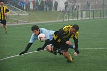 Fotbalisté Jičína vydřeli v posledním duelu krajského přeboru cennou remízu v souboji s lídrem soutěže z Kratonoh.V pokutovém území fauluje Michael Vacek bývalého reprezentanta Marka Kuliče.Následnou penaltu proměnil nejlepší kanonýr soutěže Jiří Kořínek.