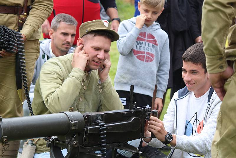 V sobotu přijeli také zástupci České obce legionářské. Přivezli s sebou prvoválečný Ford i zachovalý kulomet, ze kterého si mohli zájemci vystřelit.