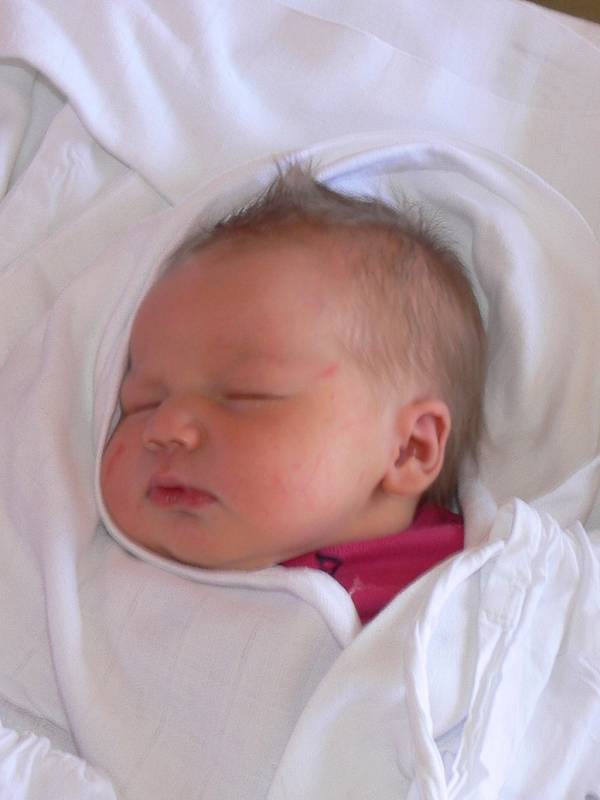 NATÁLIE ŤAŽKÁ  poprvé mrkla v jičínské porodnici na své rodiče Lucii Ječnou a Petra Ťažkého dne 29. května, vážila 3,5 kg a měřila 50 cm. Jako své první děťátko si ji odvezli domů do Turnova. 