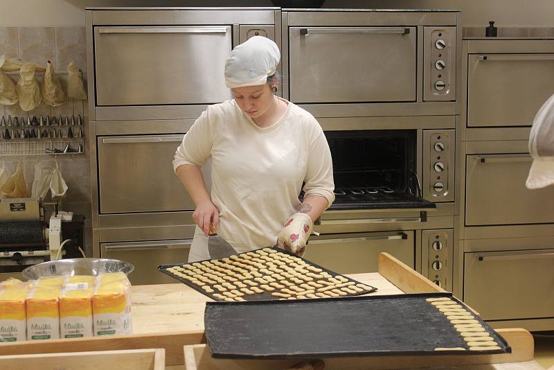 V novopacké cukrářské dílně Střední školy gastronomie a služeb zahájili výrobu vánočního cukroví. Odhadem tu vyexpedují 1800 kilogramů dobrot.