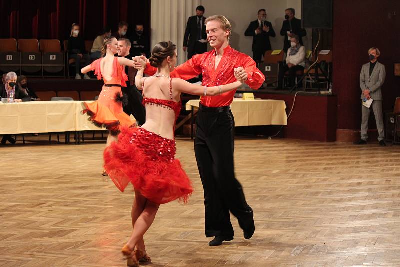Desítky tanečních párů všech věkových kategoriích i letos v Masarykově divadle oslavily svátek české demokracie tancem.