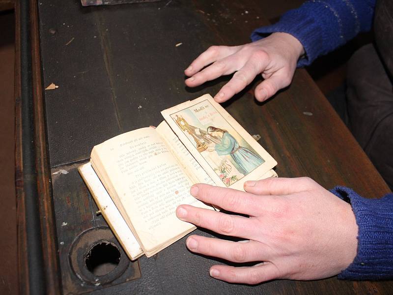 Kyje - V rámci rekonstrukce roubené školy došlo k odhalení vzácných materiálů z doby Marie Terezie - mapy, učební pomůcky, knihy, modlitební knihy