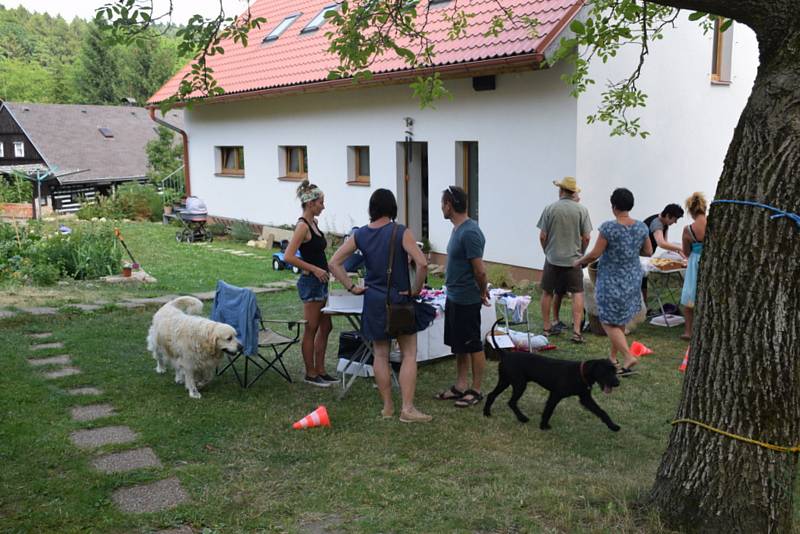 Sousedé ze Lháně se potkali na zahradním jarmarku.