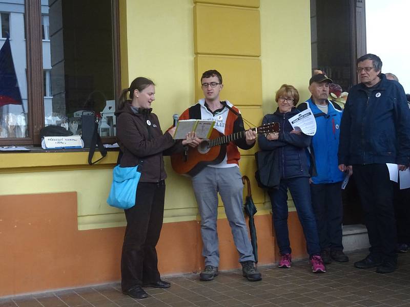 Ani vytrvalý déšť neodradil protestující v Nové Pace.