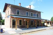 Novopacké nádraží dostalo novou podobu. Historická dřevěná přístavba šla k zemi
