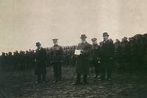 Tomáš G. Masaryk na jičínském cvičišti roku 1921 doprovázen E. Benešem, armádním generálem J. Syrovým a ministrem národní obrany F. Udržalem.