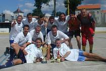 Vítězný tým Ronalu s cennou trofejí za prvenství na osmém ročníku Cápek cupu.