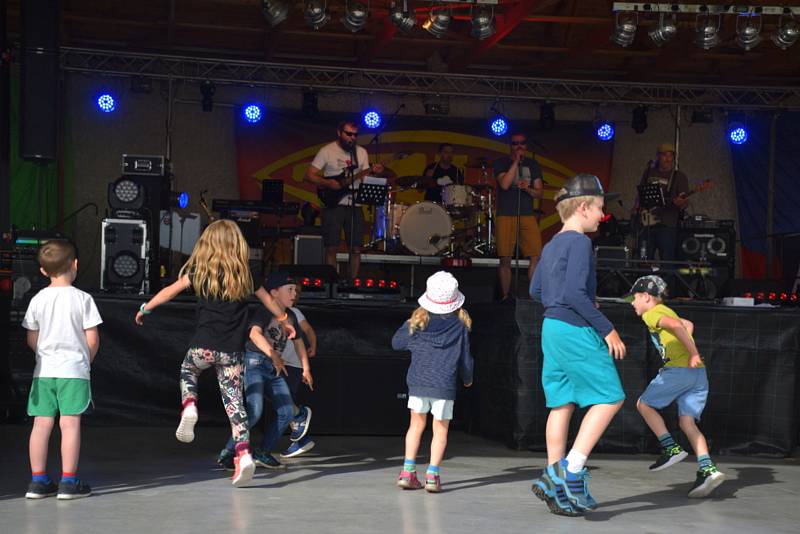 Jednodenní festival Rockový hangár spojil hudbu, street food, techniku a adrenalin. Bzučení letadel nad Jičínem lákalo návštěvníky na dálku a podle pořadatelů má kulturní akce na jičínském letišti našplápnuto k vytvoření každoroční tradice.