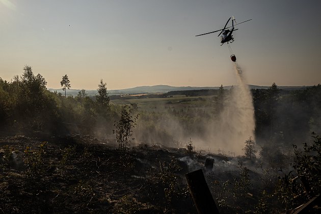 FOTO, VIDEO: Nad velkým požárem lesa u Konecchlumí se vrtulník otočil 33krát