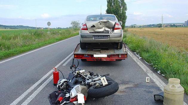 Z nehody motorkáře u Ostroměře.