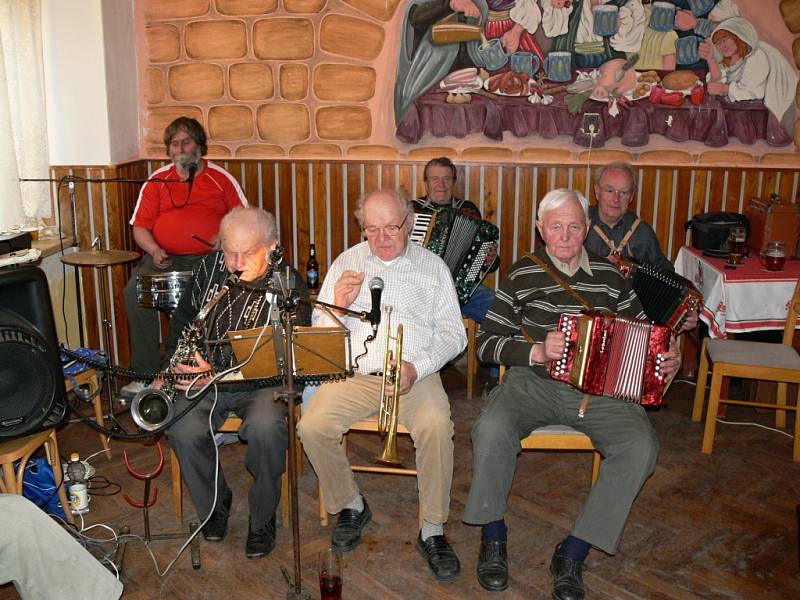 Poslední dubnový koncert Srazilky na Samšině.