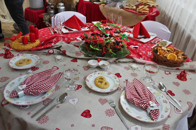 Vánoční trhy, na kterých studenti oborů gastronomie, služeb a řemesel prezentují svou práci, se konají na novopackém náměstí 7.-8. prosince.