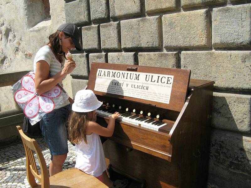 Harmonium v centru Jičína.