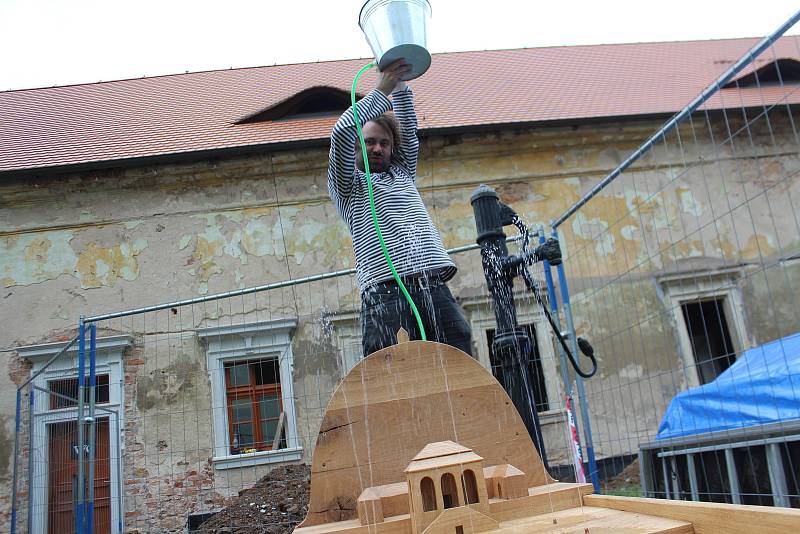 Valdštejnův vodní herní prvek, který zamýšlel vytvořit ve Valdštejnské lodžii, získal reálnou podobu. Dubový vodotrysk i s kopcem Zebín vytvořili manželé Lhotákovi s Robertem Smolíkem. Zdobí Valdštejnskou lodžii u Jičína.