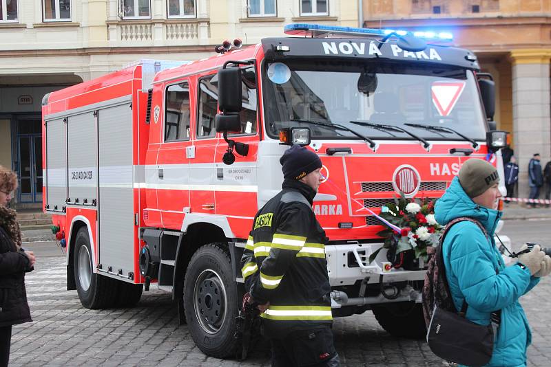 Novopačtí dobrovolní hasiči převzali nový vůz za více než šest milionů korun.