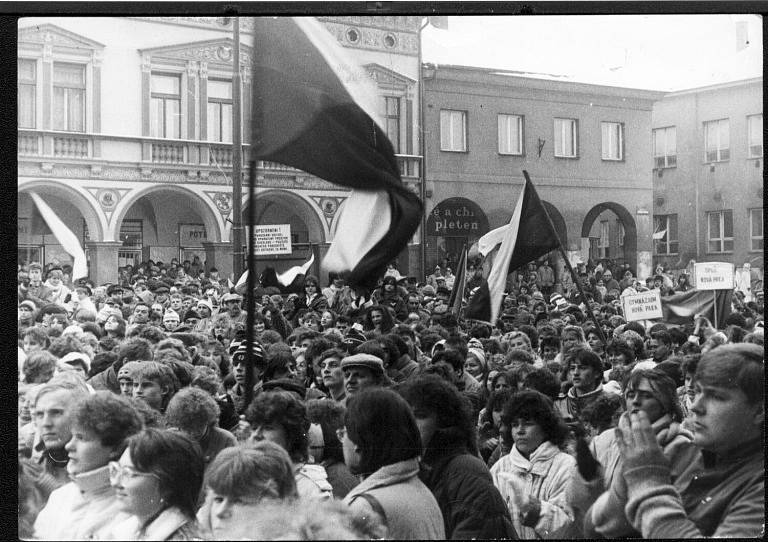 Z listopadových dnů roku 1989 v Jičíně.