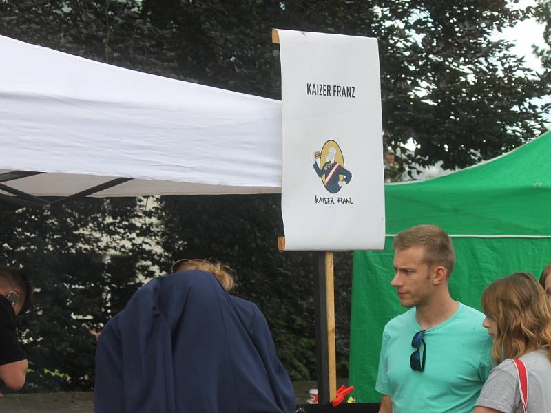 Jičínský Food festival v zámeckém parku.