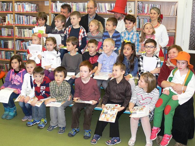 Pasování prvňáčků jičínské 1.B třídy ZŠ v Husově ulici, spojené s předáváním vysvědčení.