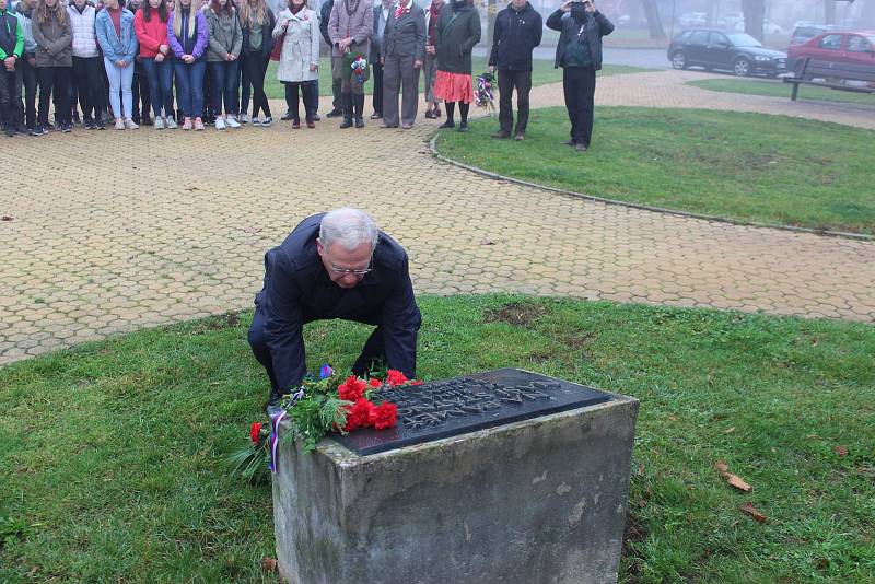 Veřejnost, žáci ZŠ Husova a představitelé města Jičín si připomněli Den vzniku samostatného československého státu.