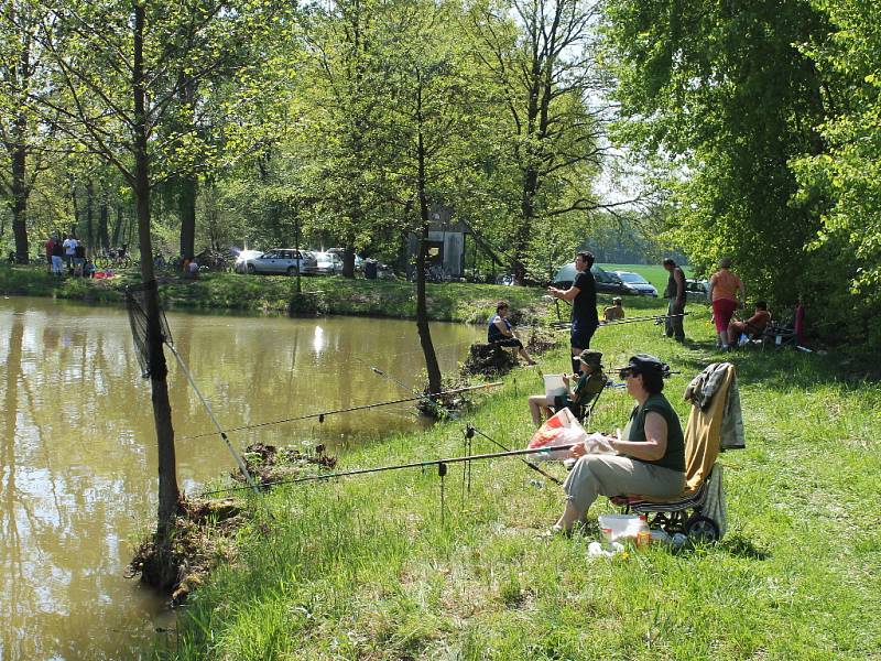 Rybářské závody u rybníka Jordánek.